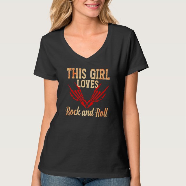 This Girl Loves Rock and Roll  2 T Shirt (Framsida)