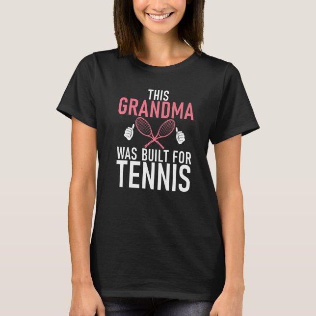 This Grandma was built for Tennis Grandma   T Shirt (Framsida)