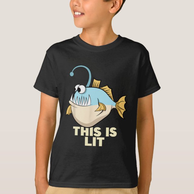 This Is Lit Marulk Monster Fiske Fiskare  T Shirt (Framsida)