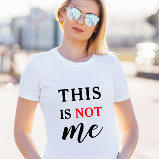 This Is Not Me Roligt Citat Rött Svart T Shirt
