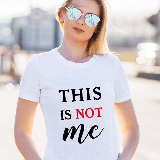 This Is Not Me Roligt Citat Rött Svart T Shirt (Trendy Humorous Slogan Modern Typography Funny t-s T-Shirt)