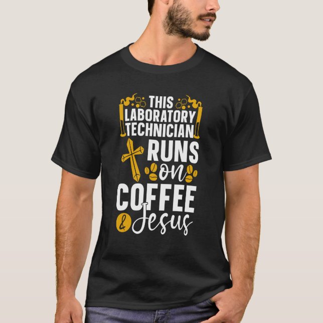 This Laboratory Technician Runs On Coffee Chemist  T Shirt (Framsida)