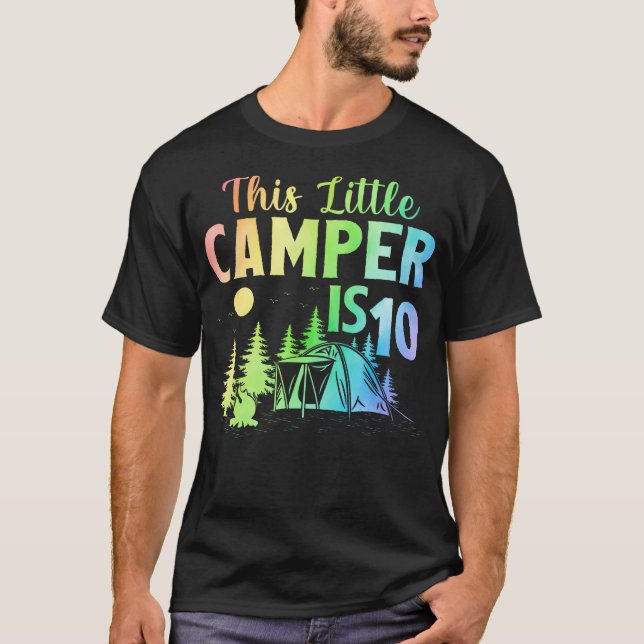 This Little Camper Is 10 Year Old Camping 10Th Bir T Shirt (Framsida)