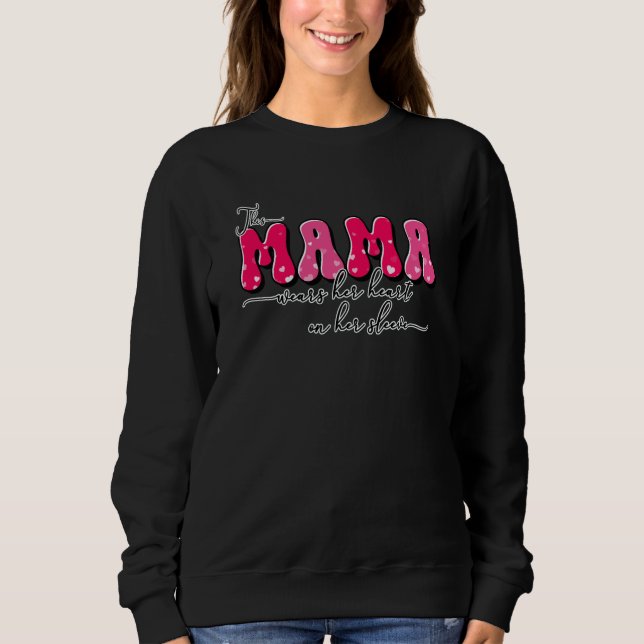 This Mama Wears Her Heart On Her Sleeve Valentine' T Shirt (Framsida)