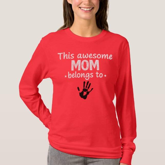This Mom Belongs To T Shirt (Framsida)