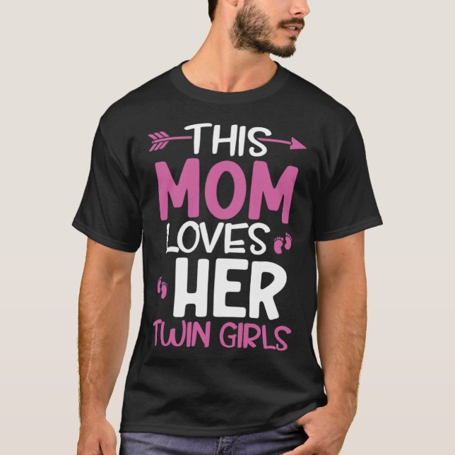 This Mom Loves Her Twin Girls Mothers Day Twin Mam T Shirt (Framsida)