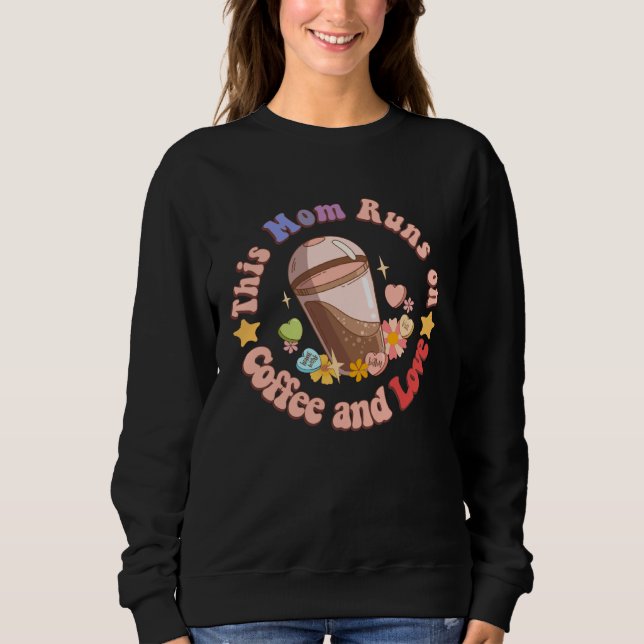 This Mom Runs on Coffee and Love Funny Caffeine Mo T Shirt (Framsida)