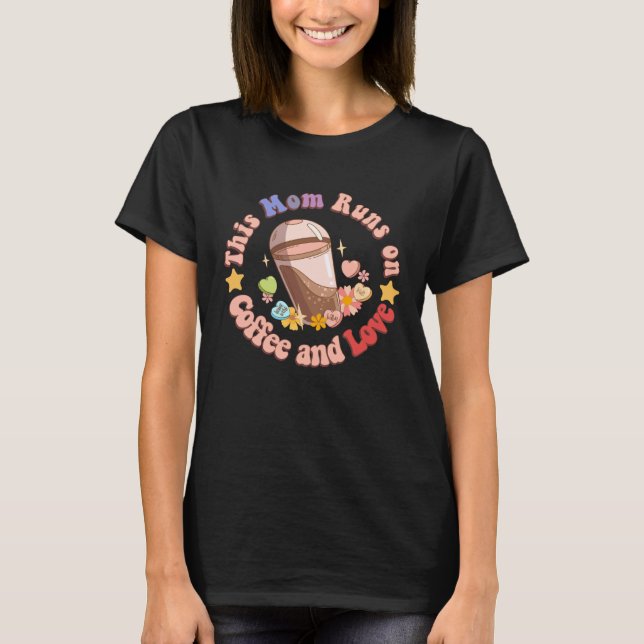 This Mom Runs on Coffee and Love Funny Caffeine Mo T Shirt (Framsida)