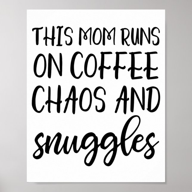 This Mom Runs On Coffee Chaos And Snuggles  Poster (Framsidan)