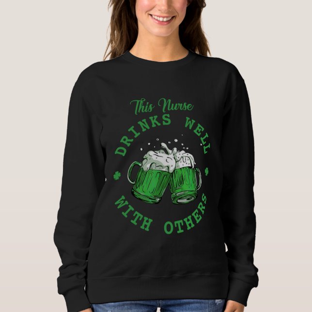 This Nurse Drinks Well With Others St Patrick's Da T Shirt (Framsida)