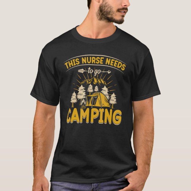 This Nurse Needs To Go Camping Camp T Shirt (Framsida)