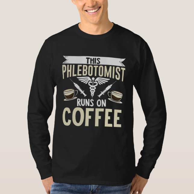 This Phlebotomist Runs On Coffee Phlebotomy Tech T T Shirt (Framsida)