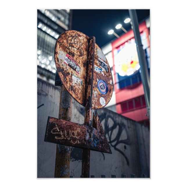 This sign was photographed at night in Osaka, Japa Fototryck (Framsidan)