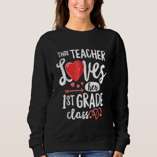 This Teacher Loves 1st Grade Class Valentines Day  T Shirt (Framsida)