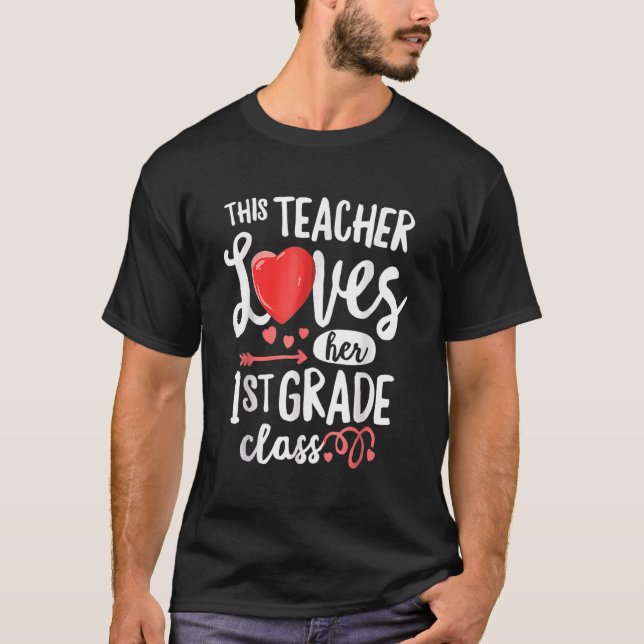 This Teacher Loves 1st Grade Class Valentines Day  T Shirt (Framsida)
