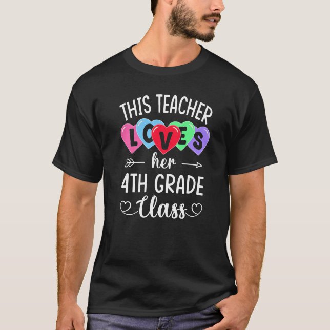 THIS TEACHER LOVES HER 4TH GRADE CLASS Shirts Vale T Shirt (Framsida)