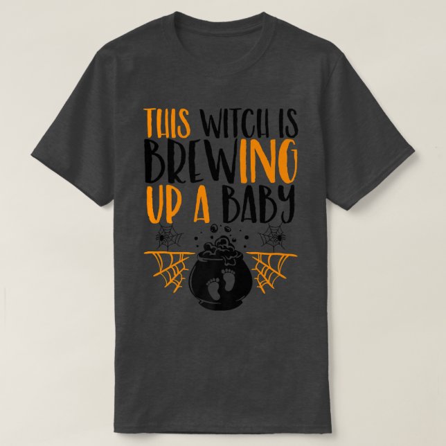 This Witch Is Brewing Up a Baby Halloween Pregnant T Shirt (Design framsida)