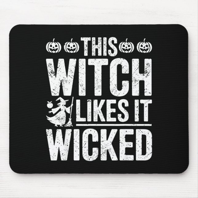This Witch Likes It Wicked Funny Halloween Broom  Musmatta (Framsidan)