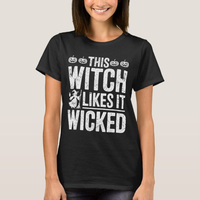 This Witch Likes It Wicked Funny Halloween Broom  T Shirt (Framsida)
