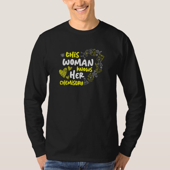 This Woman Knows Her Chemistry for a Chemistry Tea T Shirt (Framsida)
