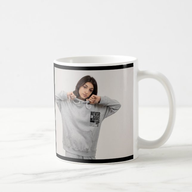 Thit Ké Chung Có Tên (7).png Kaffemugg (Höger)