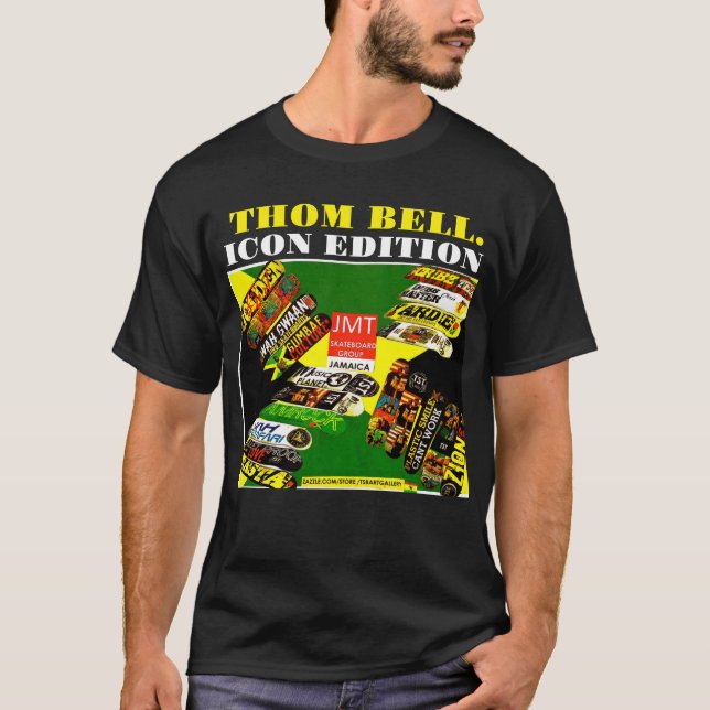 THOM BELL. Grundläggande Mörk T-Shirt (Framsida)