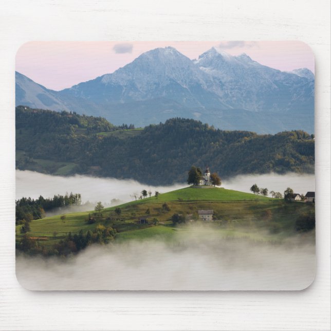 Thomas kyrka och berg, Slovenien mousepad Musmatta (Framsidan)