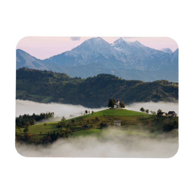 Thomas kyrka och berg, Slovenien regt magnet (Horisontell)
