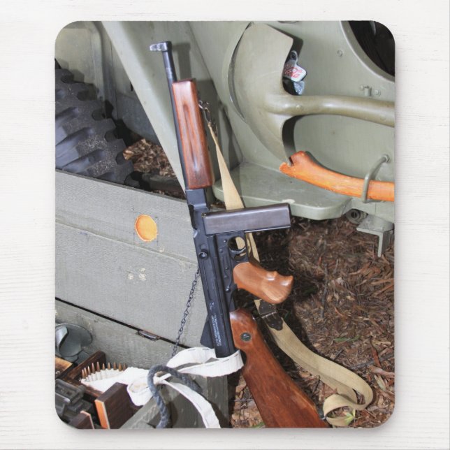Thompson SMG med jeepen Musmatta (Framsidan)