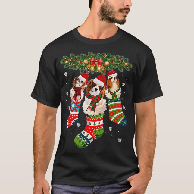 Three Cavalier King Charles In Sock Christmas T Shirt (Framsida)