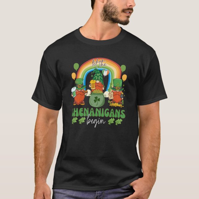 Three Gnome St Patricks Day Let the Shenanigans Be T Shirt (Framsida)