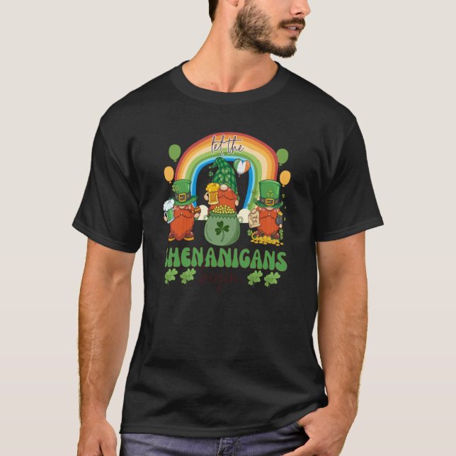 Three Gnome St Patricks Day Let the Shenanigans Be T Shirt (Framsida)