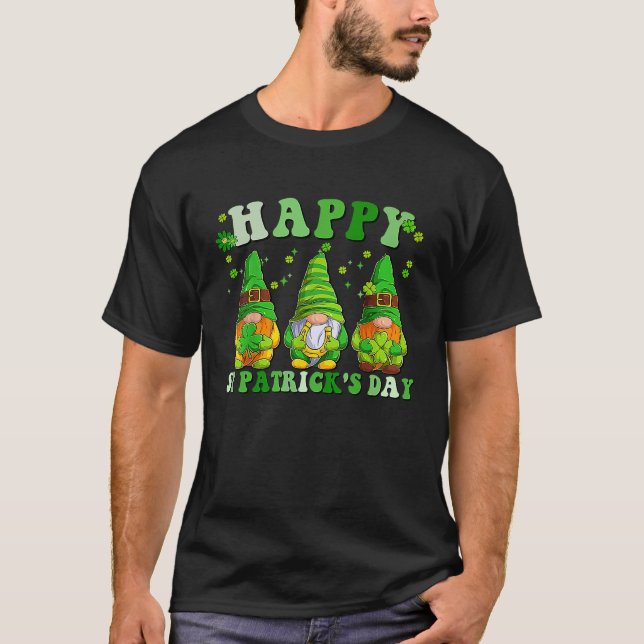 Three Gnomes Holding Shamrock Groovy Happy St Patr T Shirt (Framsida)