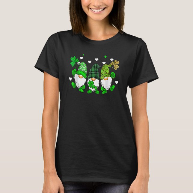 Three Gnomes Holding Shamrock Leopard Plaid St Pat T Shirt (Framsida)
