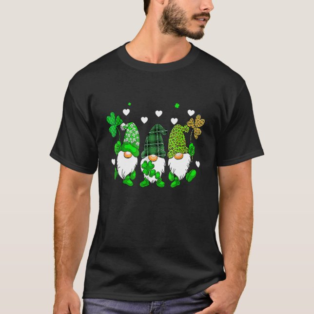 Three Gnomes Holding Shamrock Leopard Plaid St Pat T Shirt (Framsida)