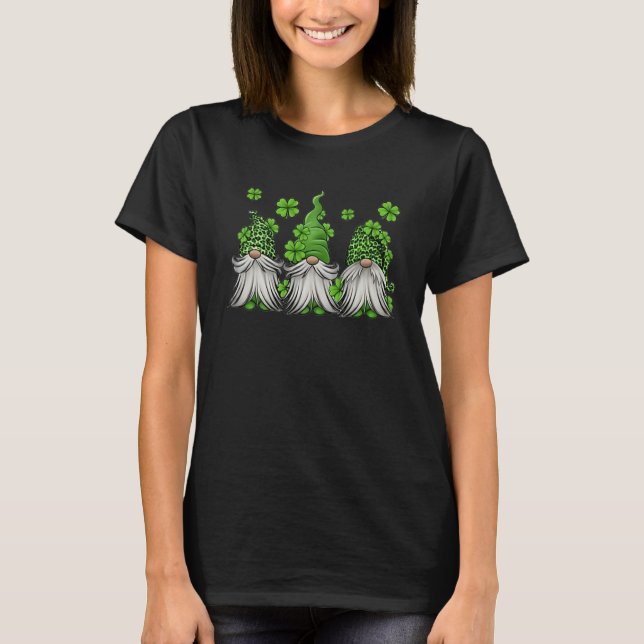 Three Gnomes Holding Shamrock Leopard Plaid St Pat T Shirt (Framsida)