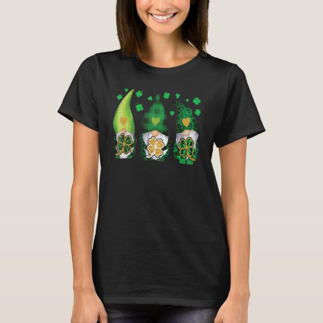 Three Gnomes Holding Shamrock Leopard Plaid St Pat T Shirt (Framsida)