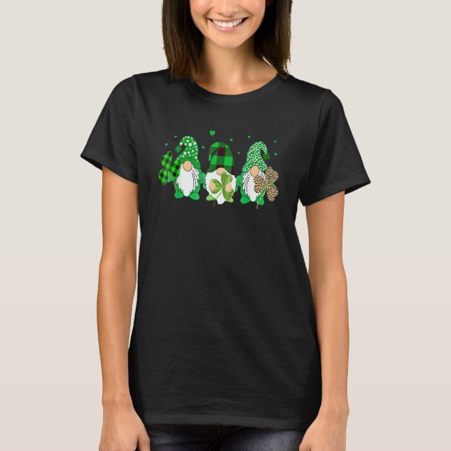 Three Gnomes Holding Shamrock Leopard Plaid St Pat T Shirt (Framsida)