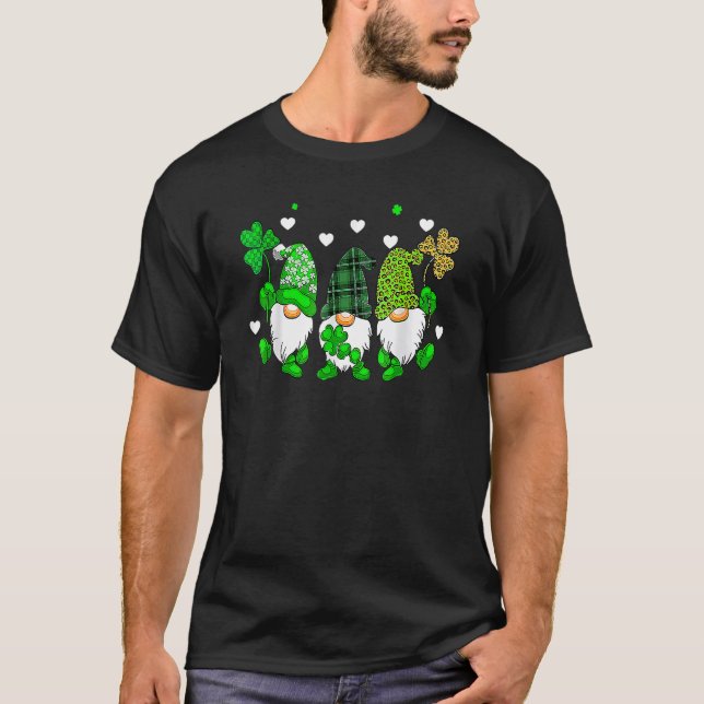 Three Gnomes Holding Shamrock Leopard Plaid St Pat T Shirt (Framsida)