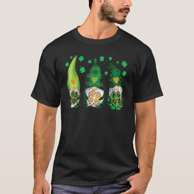 Three Gnomes Holding Shamrock Leopard Plaid St Pat T Shirt (Framsida)