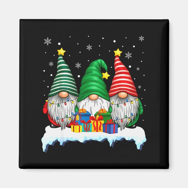 Three Gnomes Tree Lights Men Women Matching Xmas H Magnet (Framsidan)
