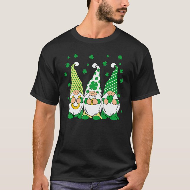 Three Green Irish Gnomes Shamrock Clover St Patric T Shirt (Framsida)