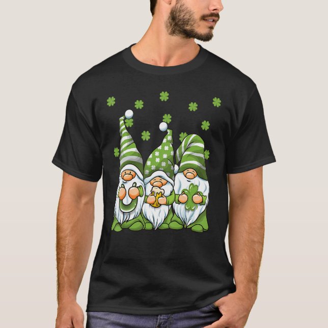 Three Green Irish Gnomes Shamrock Clover St Patric T Shirt (Framsida)