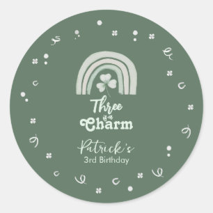 Three Is A Charm Shamrock Alla Åldrar Födelsedag Runt Klistermärke