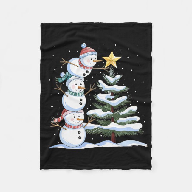 Three Snowmen Are Arranging A Christmas Tree Cute  Fleecefilt (Framsidan)