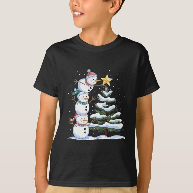 Three Snowmen Are Arranging A Christmas Tree Cute  T Shirt (Framsida)