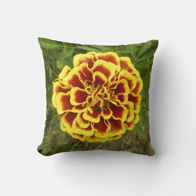 Throw Pillow With Picture Of Marigold On It Kudde (Framsida)
