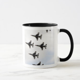 Thunderbirdsna bildar ett deltabildande för 6 mugg