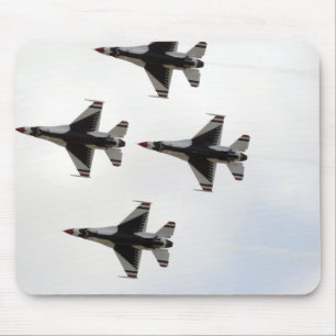 Thunderbirdsna bildar ett deltabildande för 6 musmatta