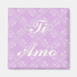 ti amo. blom- violett snöremönster. text magnet